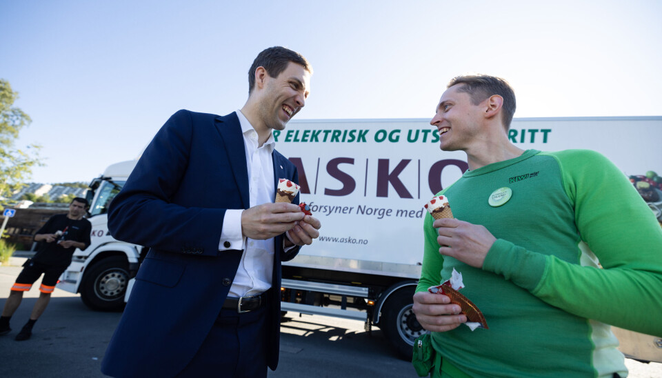 Klima- og miljøminister Andreas Bjelland Eriksen og butikksjef på KIWI Bogstad, Erlend Danielsen, foran elektrisk ASKO-lastebil