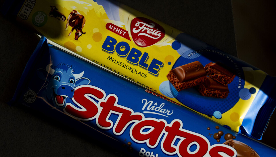 Freia Boble Melkesjokolade og Nidas Stratossjokolade – blåfargen på emballasjen er kjernen av striden. Freia Boble Melkesjokolade og Nidas Stratossjokolade – blåfargen på emballasjen er kjernen av striden.
