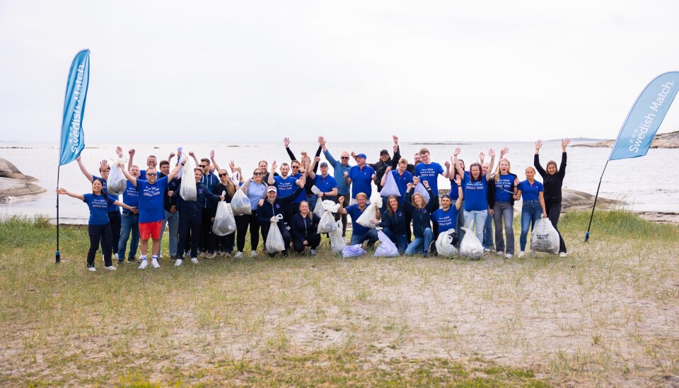 Om lag 50 deltagere fra Rema 1000 og Swedish Match deltok på strandryddedagen.
