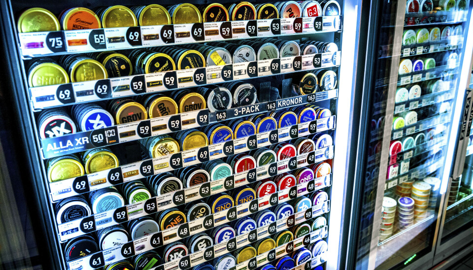 Fra høsten reduserer Sverige avgiften på snus. Annen tobakk – som sigarer og sigaretter – for økt avgift fra november. Fra høsten reduserer Sverige avgiften på snus. Annen tobakk – som sigarer og sigaretter – for økt avgift fra november.