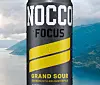 Nocco Focus Grand Sour er tilgjengelig hos Rema 1000, Kiwi, Meny og utvalgte Joker-butikker.