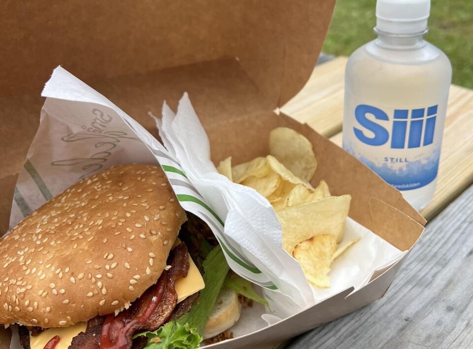 En hamburger med alt, en neve salt potetgull og en valgfri kald drikke til 110 kroner. Burgeren så populær og Agnes skaffet take away-emballasje så folk kunne ta med middagen hjem.