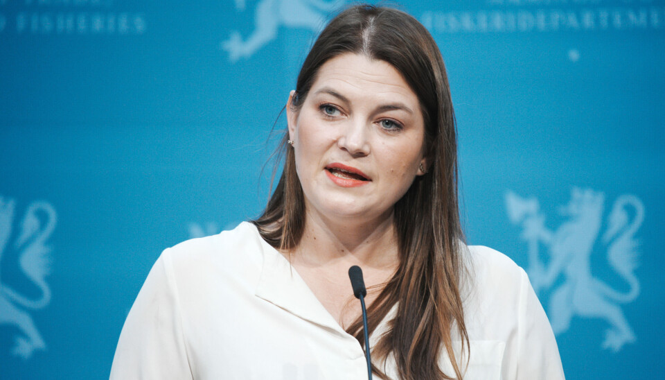 Næringsminister Cecilie Myrseth (Ap) er generelt bekymret for konkurransen mellom kjedene, men vil ikke kommentere Konkurransetilsynets konklusjon om ulovlig prissamarbeid eller vedtaket om milliardgebyr til kjedene nå. Næringsminister Cecilie Myrseth (Ap) er generelt bekymret for konkurransen mellom kjedene, men vil ikke kommentere Konkurransetilsynets konklusjon om ulovlig prissamarbeid eller vedtaket om milliardgebyr til kjedene nå.