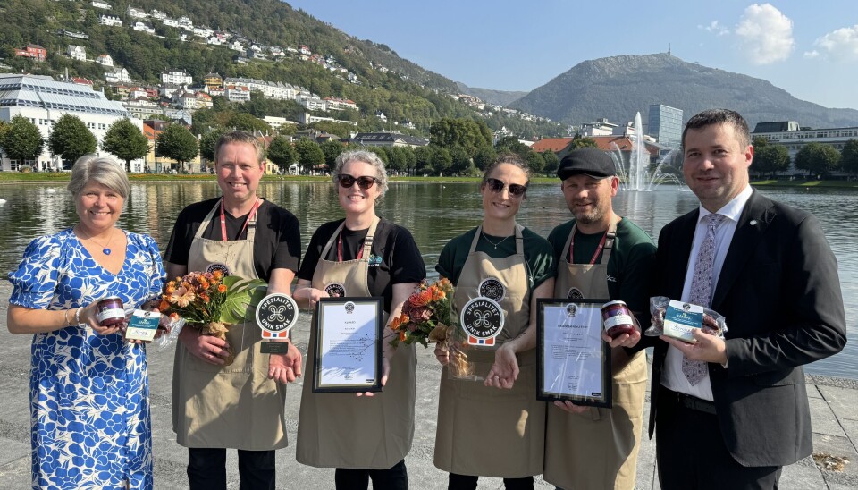 De stolte produsentene, Jorun Beate Nygård og Paul Nygård fra Kandal Kjøt (t.v.), og Veronica Hauge og Magne Ravnestad fra Påldtun Frukt og bær (t.h.), mottok utmerkelsen til stor applaus fra publikum under Bergen Matfestival. Helt til venstre Nina Sundqvist, direktør Stiftelsen Norsk Mat og landbruks- og matminister Geir Pollestad helt til høyre.