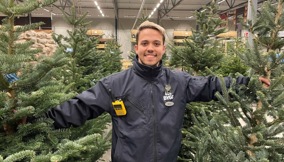 Michael Mellegaard ved Obs Bygg Nygårdskrysset står klar for å hjelpe medlemmer og kunder med å finne årets juletre.