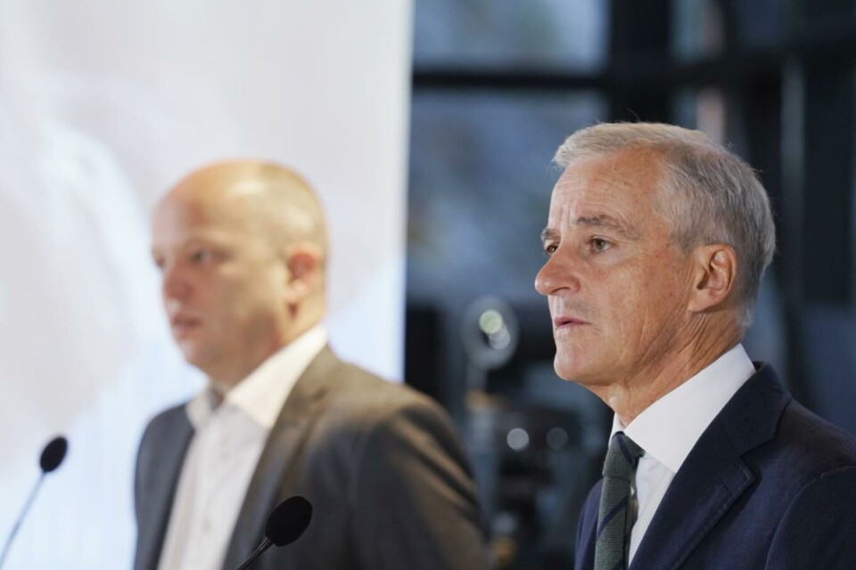 Finansminister Trygve Slagsvold Vedum (Sp) og statsminister Jonas Gahr Støre (Ap) må tåle kritikk fra næringslivet for håndteringen av skattepolitikken. Foto: Terje Bendiksby, NTB