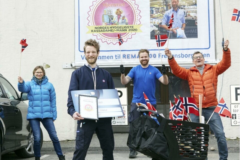 Det ble både jubel og gledestårer da Victor Stange ble kåret til landets hyggeligste kassamann. Innholdsansvarlig i Hjemmet, Vigdis Winge, butikksjef Kent Windahl og Hjemmet-redaktør Ole Martin Bjørklid bidro med flagg og hurrarop. Foto: Gry Traaen