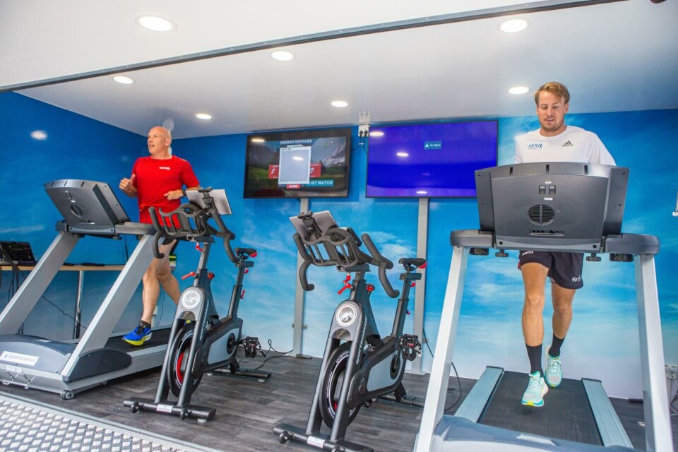 Sverre Rosén, adm. direktør i Circle K Norge, og Aktiv mot kreft-ambassadør og toppidrettsutøver Kasper Stadaas langer ut for kreftsaken.