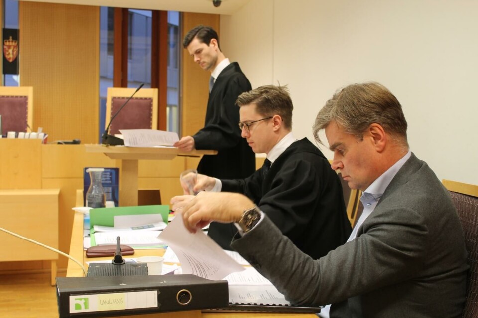 Norsk Butikkdrift, her representert ved Jon Østmoe (nærmest), advokat Odin Bredvik og advokatfullmektig Nicolai Skjold, møter i retten denne uken.