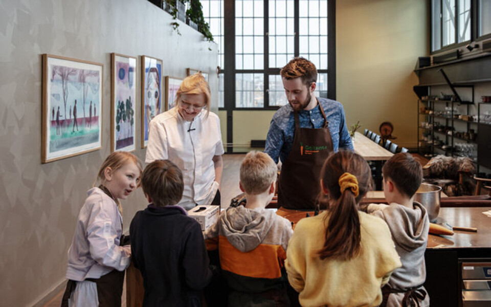 En av landets beste kokker, Heidi Bjerkan, satser på barn og unge når hun lærer dem om maten i et helhetlig perspektiv på Geitmyra Credo i Trondheim.
