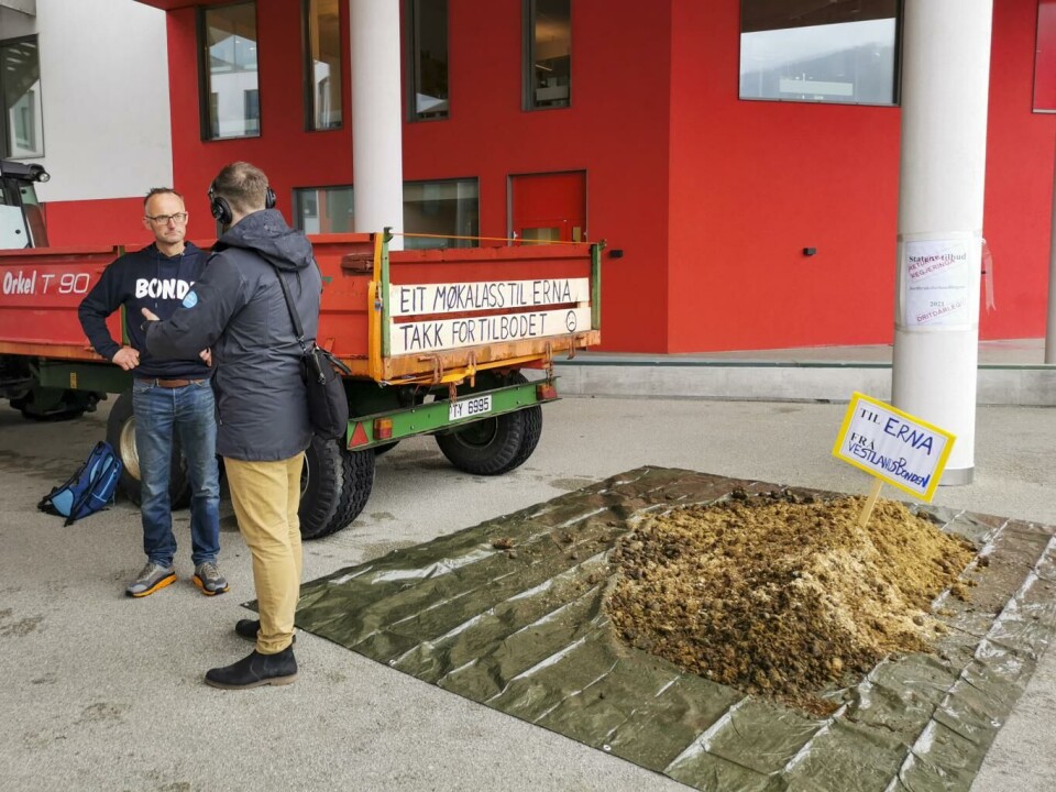 Landbruksminister Olaug Bollestad (KrF) er svært skuffet over at bøndene ikke ville sette seg til forhandlingsbordet. Få timer etter bruddet var aksjonene i gang. I Førde i Sunnfjord tømte Vestland Bondelag en haug med møkk utenfor rådhuset. Foto: Hanne Lisbeth Nybø, NTB