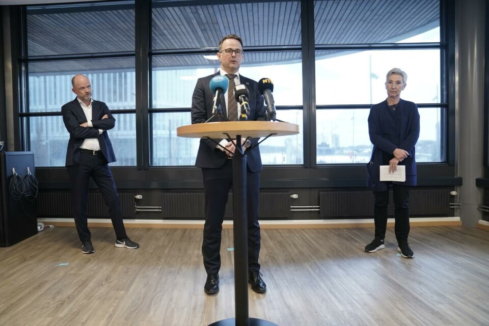 Riksmekler Mats Wilhelm Ruland (i midten) sier forhandlingene mellom NHO og LO løsnet først på formiddagen søndag. Her presenterer han enigheten sammen med NHO-leder Ole Erik Almlid (t.v.) og LO-leder Peggy Hessen Følsvik (t.h.) på Thon Hotel Opera i Oslo søndag. Foto: Stian Lysberg Solum, NTB