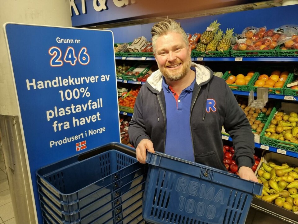 Klart signal: Stabelen av handlekurver gir kundene en klar indikasjon på at Rema 1000 tenker miljø. – Men vi må si fra enda tydeligere, mener kjøpmann Stian Landbakk hos Rema Ski.