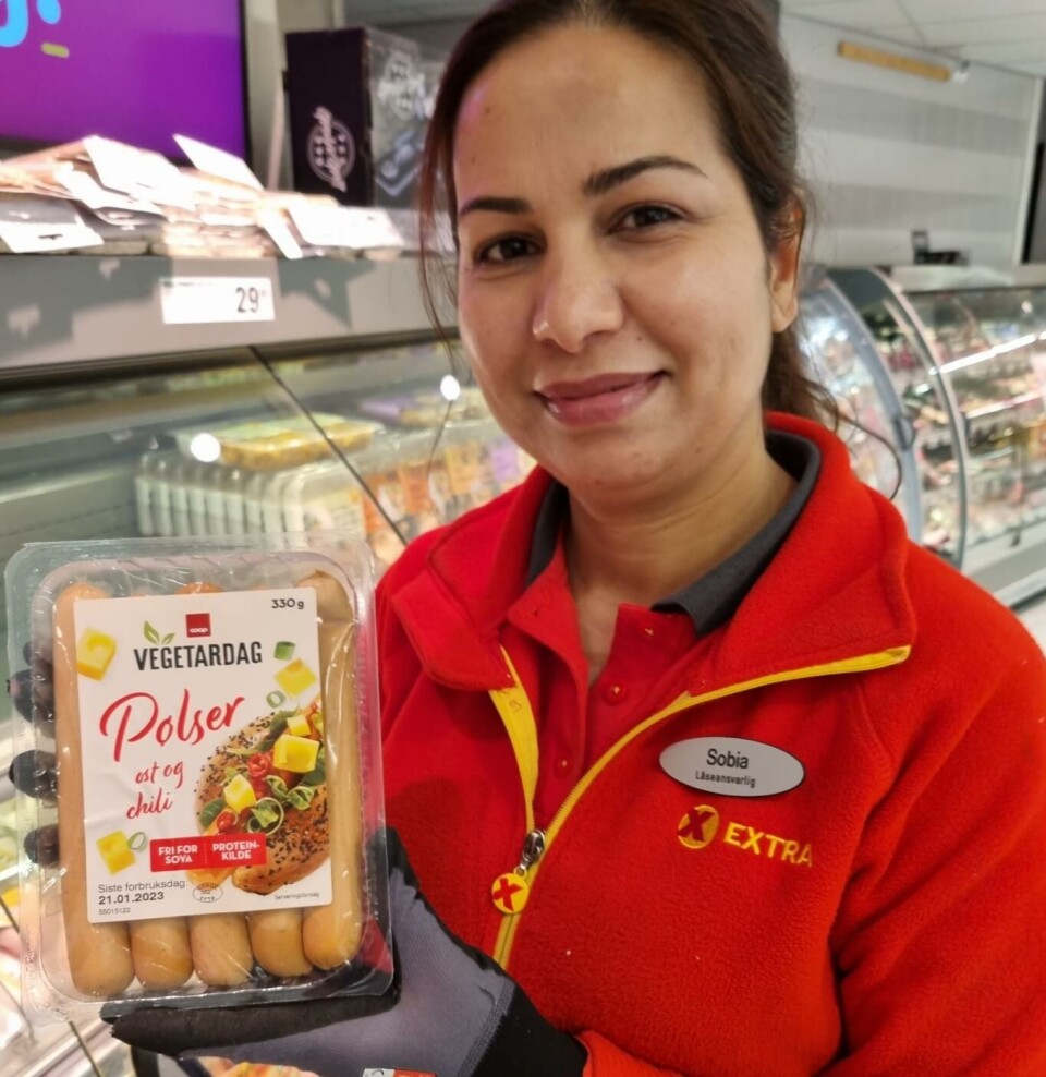 Mye godt «kjøtt»: – Både burgere, pølser og kjøttdeig er storselgere, sier låseansvarlig Sobia Malik. – Uten kjøtt, altså!