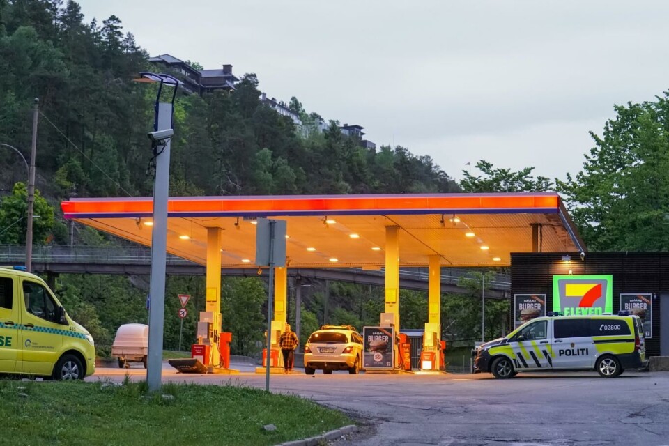 Masseslagsmålet fant sted på en bensinstasjon langs Mosseveien litt før klokken 21. Foto: Fredrik Hagen, NTB scanpix