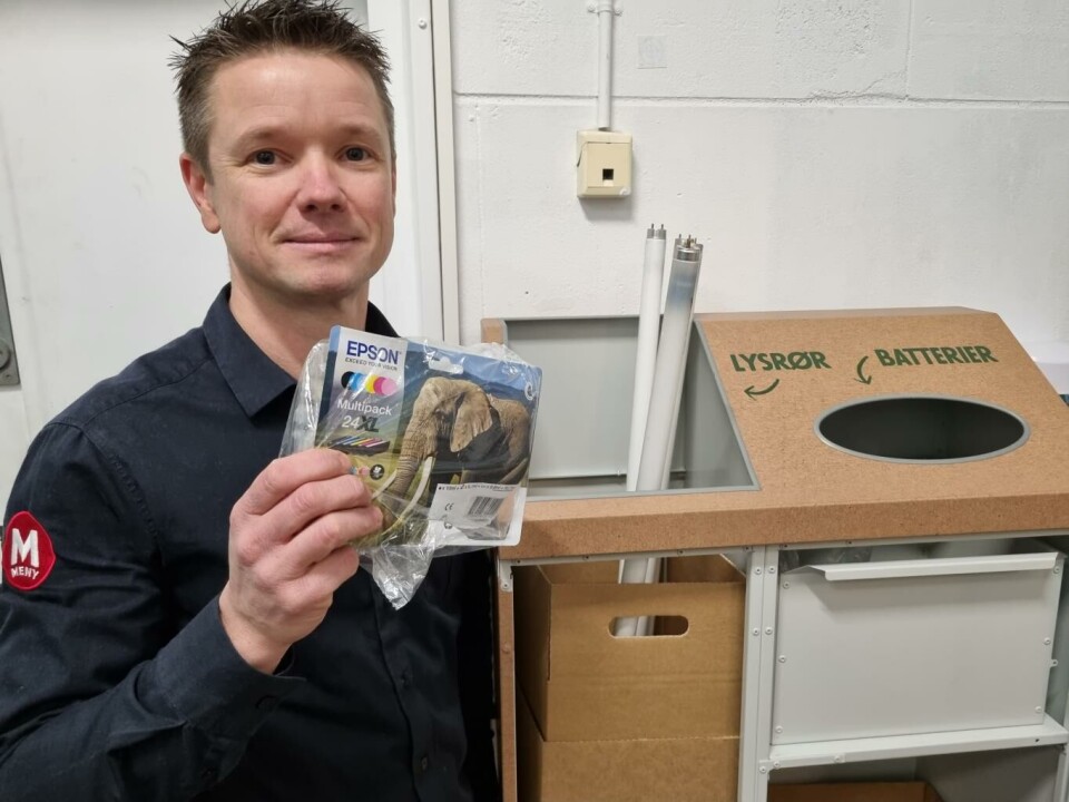 Butikksjef Christian Hagen hos Meny Ski Storsenter viser oss returpunktet på lageret. Før stasjonen ble flyttet, fjernet han en pakke med toner til en printer som var kastet i småelektrisk.