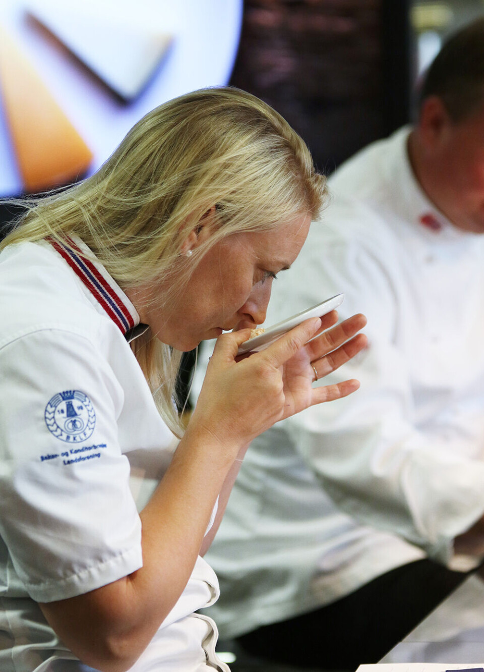 Foto Tonje Holtungen i juryen vurderer lukt, et av mange kriterier i juryens smaksarbeid. Foto: Kristin Austigard | Det Norske Måltid