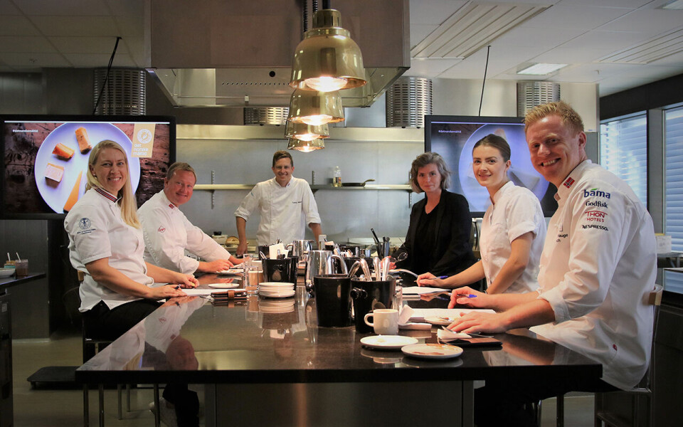 Dommerne i Det Norske Måltid er i full sving i Stavanger: Tonje Holtungen (til venstre), Frode Selvaag, Tommy Raanti (prepper for juryen), Maj-Britt Aagaard, Runa Kvendseth og Jan- Erik Hauge.