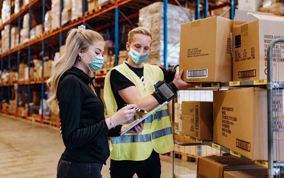 Arbeidstilsynet varsler strenger reaksjoner mot bedrifter som ikke overholder smittevernet.