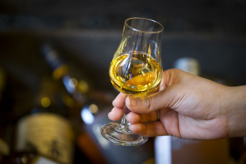 Danmark strammer inn alkoholreglene for unge. Nå vil ikke lenger 16- og 17-åringer i Danmark kunne kjøpe drikkevarer med mer enn 6 prosent alkohol.