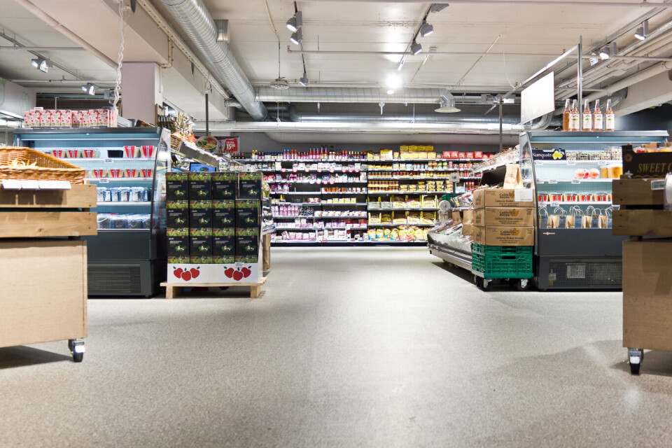 Det nye gulvet på Meny Greverud heter GTI Max og er levert av Gerflor. Assisterende butikksjef Veronica Wærnes er fornøyd med det nye gulvet. Foto: Chera Westman, ifi.no