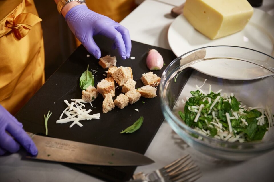 Gamle brødterninger, urter, egg og ost kan bli en deilig middag. Foto: Paul Paiewonsky
