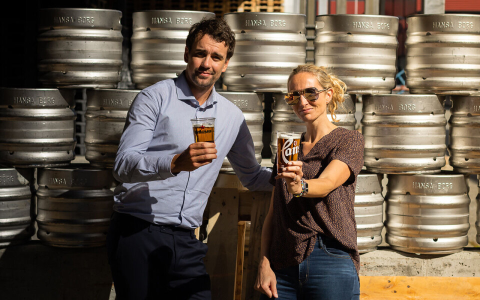 Stina Kildedal-Johannessen og Andreas Haugane i Hansa Borg Bryggerier, som har vært en av pådriverne bak løsningen med resirkulerbare plastglass.