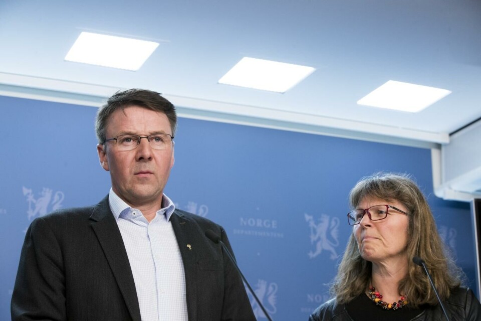 Leder i Norges Bondelag, Lars Petter Bartnes (t.v.). Her er han da staten la fram sitt forslag til årets jordbruksforhandlinger. Arkivfoto: Terje Pedersen, NTB scanpix