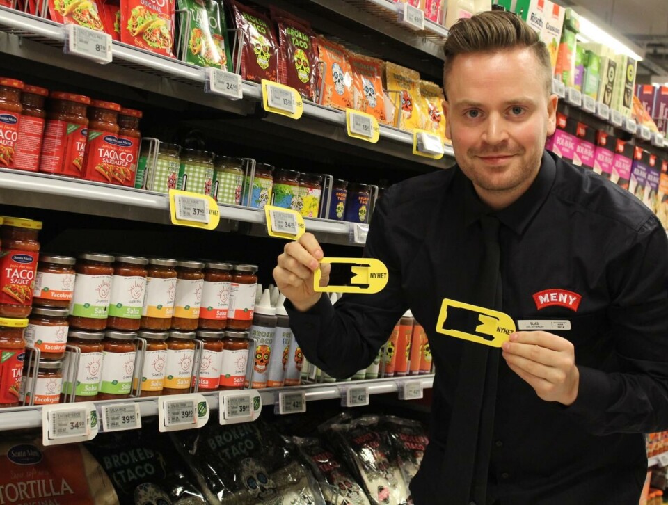 Butikksjef Thomas Skogmo hos Meny Løren har troen på blant annet iskremen fra Hennig-Olsen i dette lanseringsvinduet.