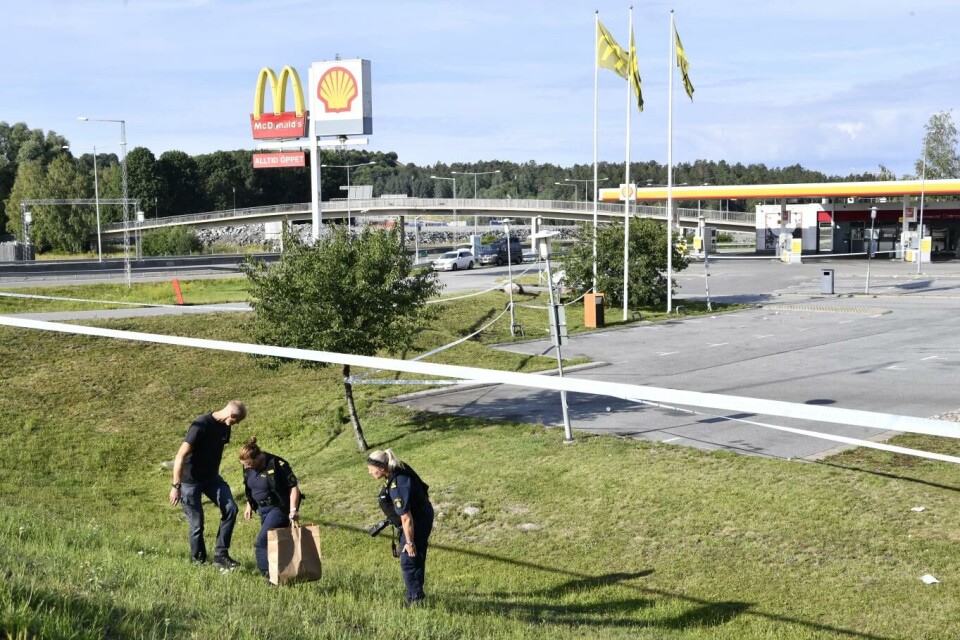 Ei jente på 12 år er skutt og drept på en bensinstasjon i Botkyrka sør for Stockholm Foto: Naina Helén Jåma, TT NYHETSBYRÅN/ NTB scanpix
