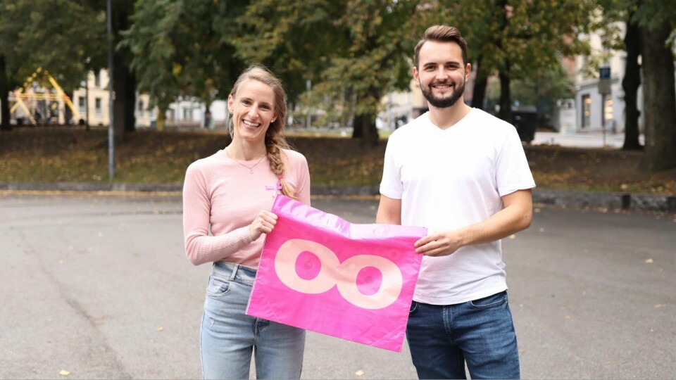– De rosa handlenettene er allerede blitt populære, og forsvinner raskt fra Coops butikker, sier sponsor-prosjektleder Carina Hansen og bærekraftsansvarlig Per Løberg Eriksen i Coop Norge. Foto: Ole Emil Augland, Coop.