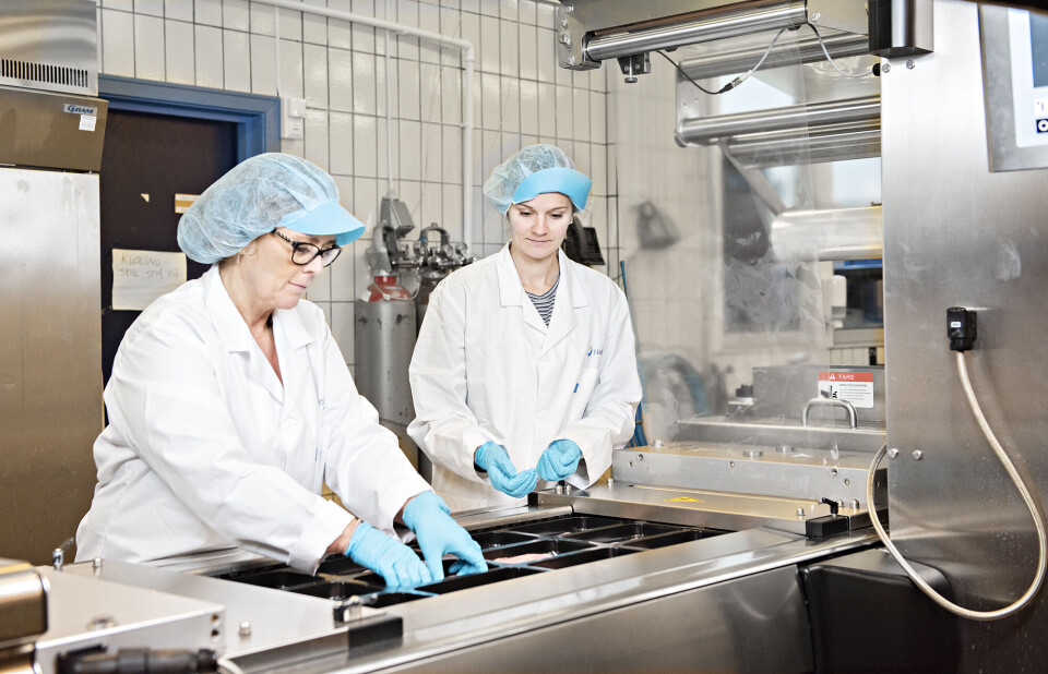 Nofimas fagfolk, f.v. seniorforsker Marit Kvalvåg Pettersen og senioringeniør Magnhild Seim Grøvlen har undersøkt hvordan kyllingfilet holder seg i både monomaterialet HDPE og sammensatte APET/PE. Foto: Jon-Are Berg-Jacobsen, Nofima.