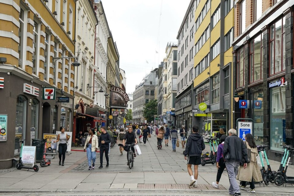 Butikkene har hatt noen gode måneder. Her er det 6,2 prosent færre konkurser så langt i år. Torggata i Oslo i august. Foto: Lise Åserud, NTB