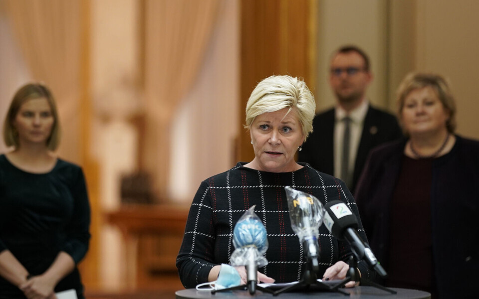 Partileder Siv Jensen (FrP) på pressekonferansen etter at de fire borgerlige partiene ble ferdig med budsjettforhandlingene. Bak står kunnskapsminister og partileder Guri Melby (V), barne- og familieminister og partileder Kjell Ingolf Ropstad (KrF) og statsminister og partileder Erna Solberg (H).