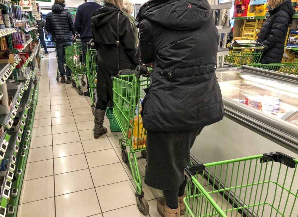 FHI foreslår lengre åpningstider i matbutikker og for alkoholsalg før jul. Foto: Lise Åserud, NTB