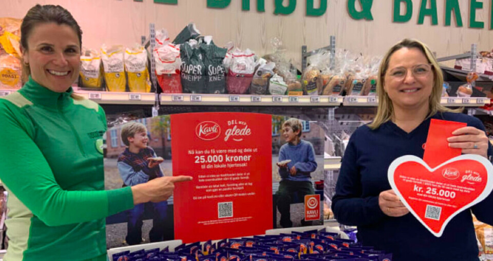 Butikksjef Marie Steine Madsen hos Kiwi Sandsli i Bergen er en av butikksjefene som gleder seg til å se nominasjonene som kommer inn. Her er hun sammen med markedsdirektør Gudfinna Traustadottir i Kavli. Foto: Kavli