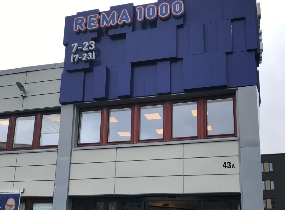 Synlig: Fasaden er godt merket med stor Rema 1000-logo og tydelige åpningstider.