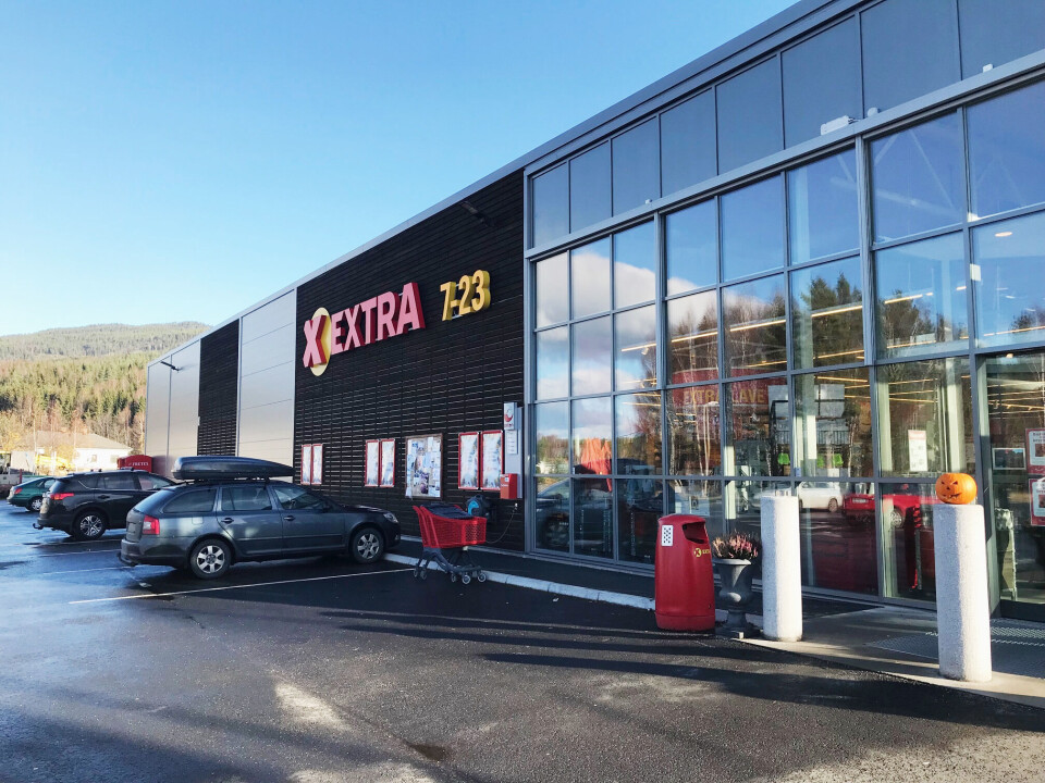 Synlig: Fasaden er godt merket med stor Extra-logo og tydelige åpningstider.