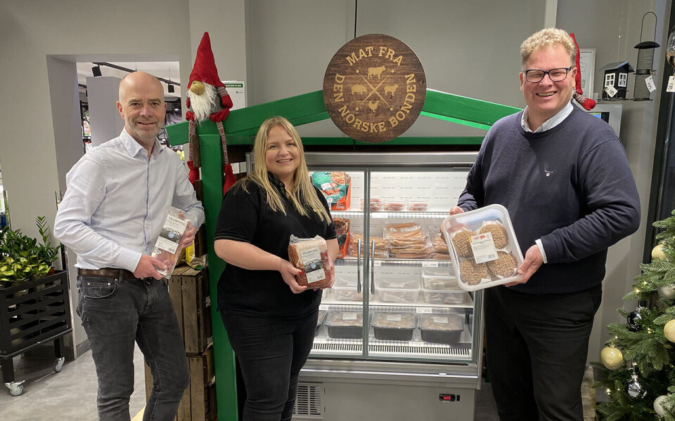 Denne uka kommer Felleskjøpets urbane butikk på Fornebu med blant avdelingene som tester salg av utvalgte matprodukter fra Nortura. Her er Trond Fidje (til venstre), nordisk direktør for detaljhandel i Felleskjøpet Agri, butikksjef Charlotte Alexandra Arneberg ved Felleskjøpet Fornebu og Hans Thorn Wittussen, visekonsernsjef i Nortura.