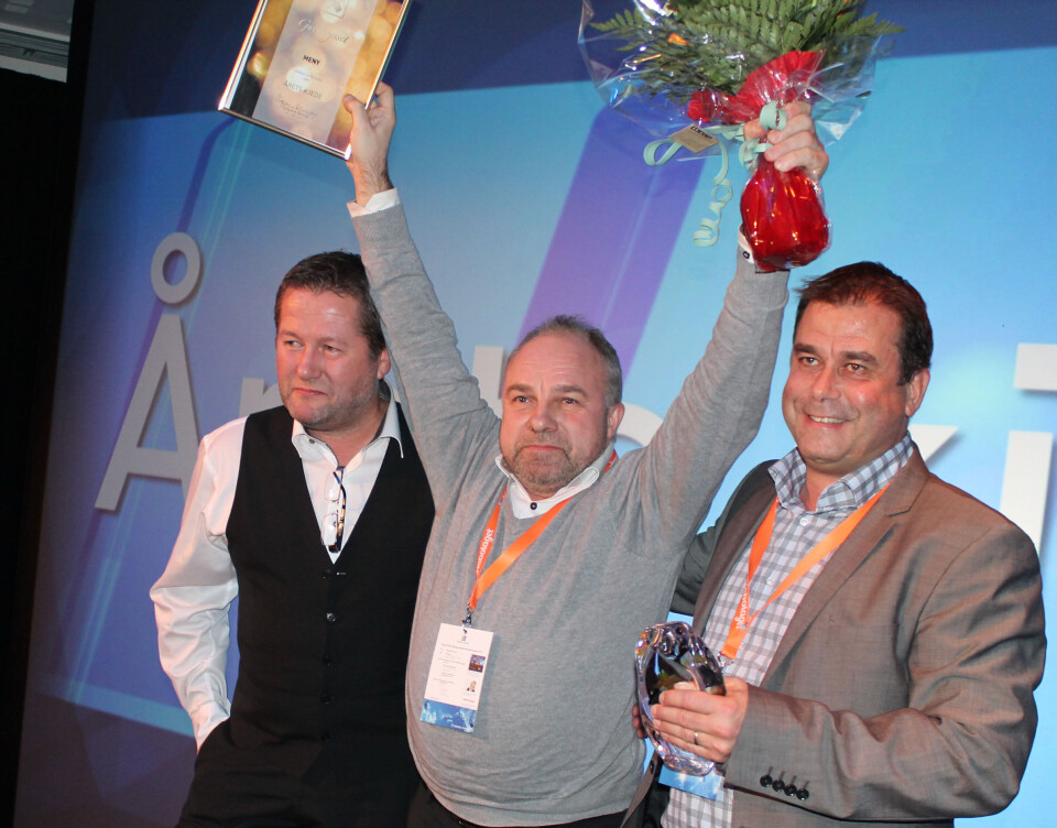 En seiersglad Kjell Nustad i Meny flankert av konferansier Bjarne Brøndbo og Morten Eriksen i Norsk Tipping. Foto Marit Haugdahl