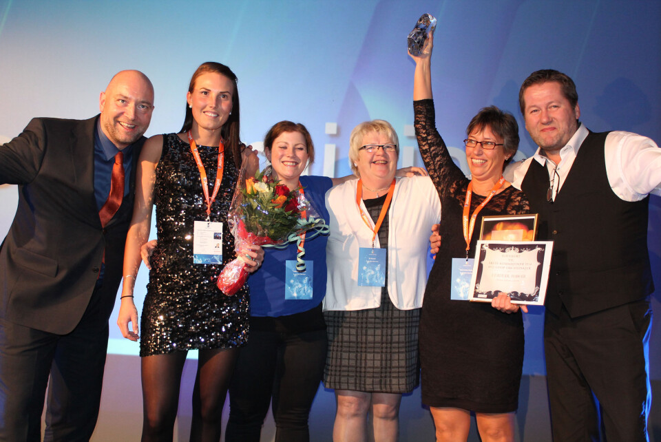 En glad gjeng fra Coop Obs Steinkjer tok i mot den kanskje gjeveste prisen, Årets kommisjonær. Direktør for salg og kunderelasjoner i Norsk Tipping, Thorbjørn A. Unneberg og Bjarne Brøndbo er blant gratulantene. Foto Marit Haughdahl