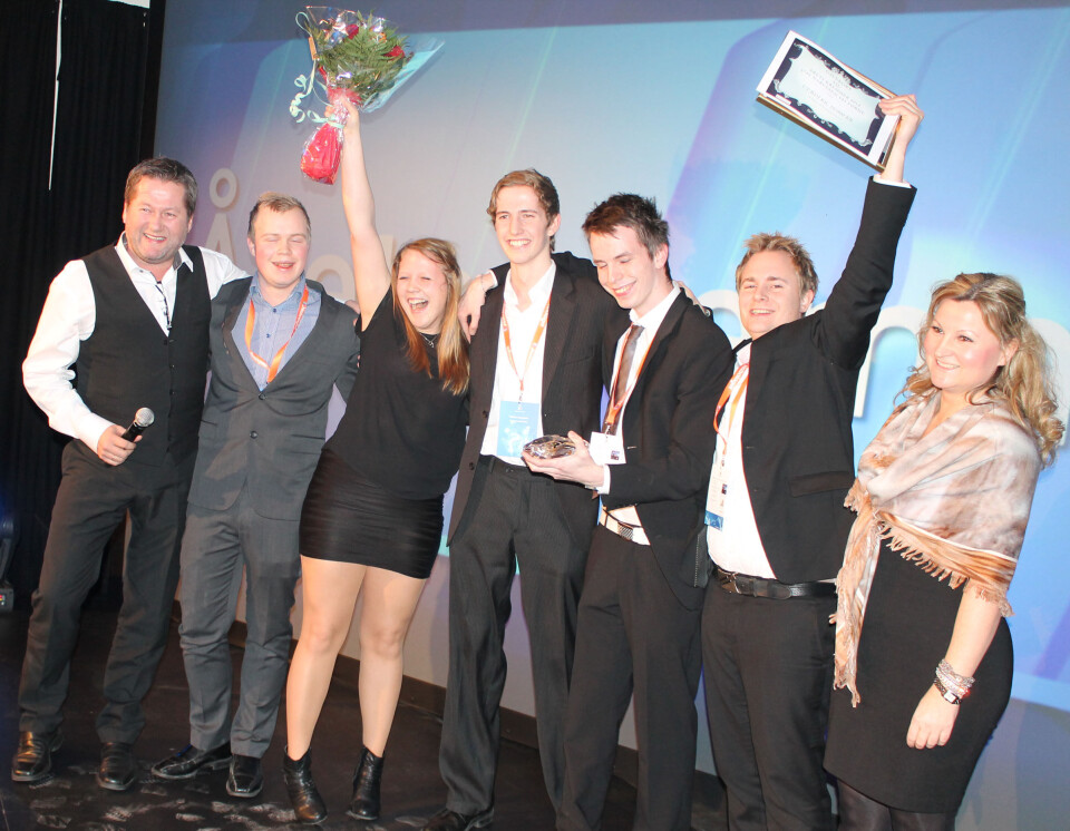 Konferansier Bjarne Brøndbo sammen med Mats Andersen, Charlotte Alice Larsen, Mathias Engelstad, Endre Solhaug og kjøpmann Asgeir Viken Holsen ved Narvesen Handelshuset Førde. Lene Finstad i Norsk Tipping til høyre.