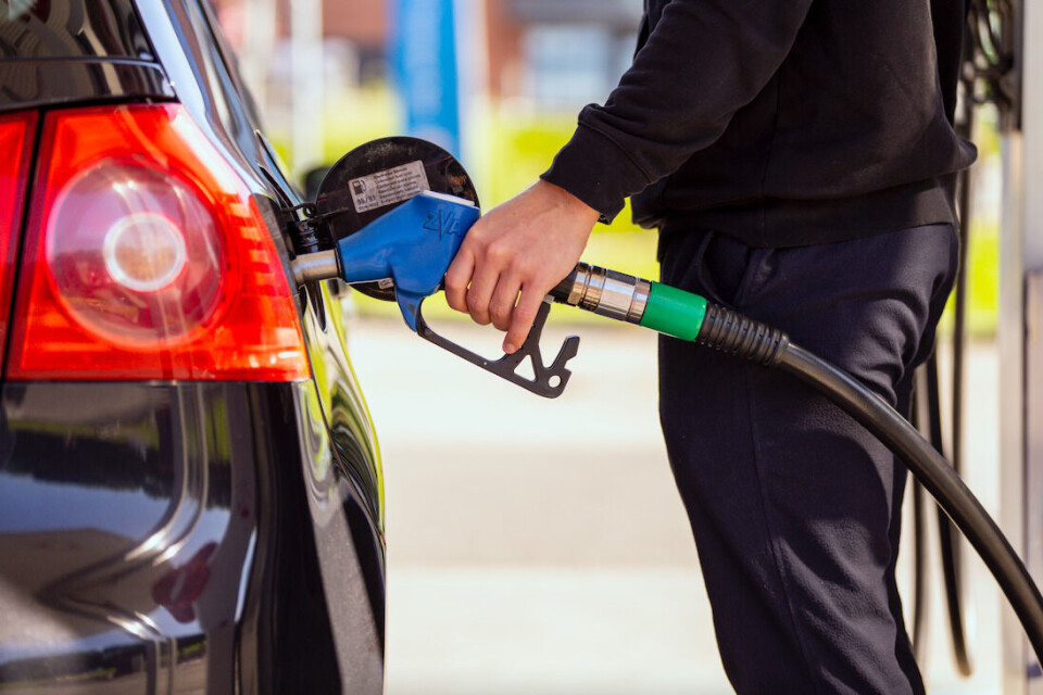 Den svenske regjeringen har besluttet å senke avgiften på bensin og diesel.