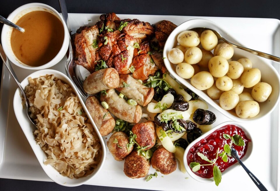 Nesten fire av ti nordmenn sier de kaster for mye mat i jula. Illustrasjonsfoto: Gorm Kallestad, NTB scanpix