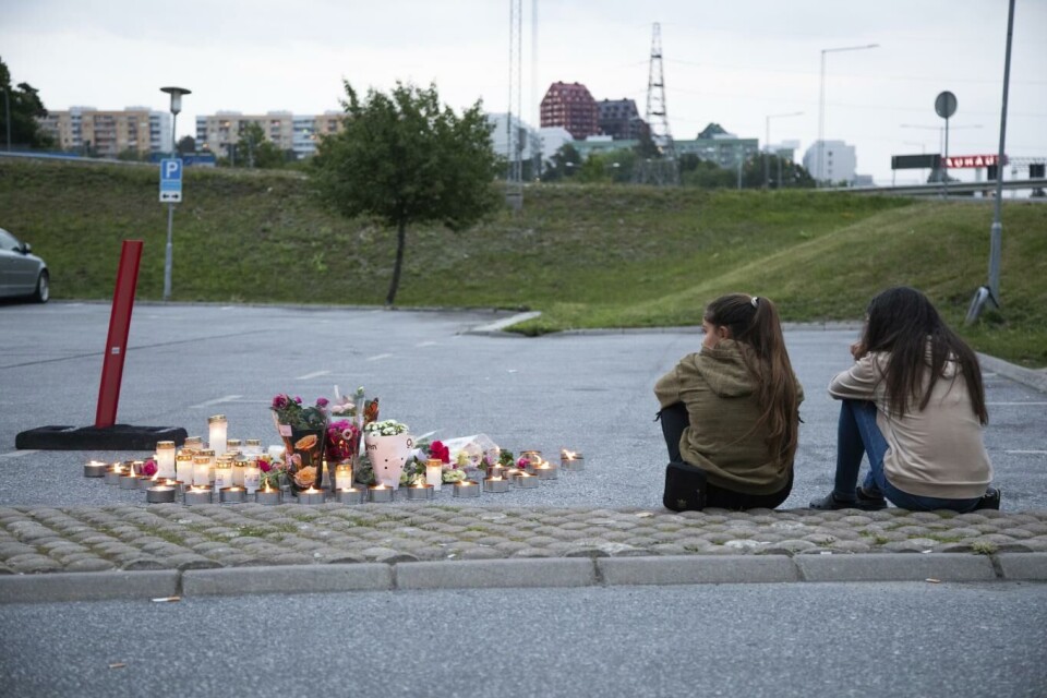 To jenter ved stedet der en tolvåring ble skutt og drept i Botkyrka natt til søndag. Foto: Ali Lorestani, TT / AP / NTB scanpix