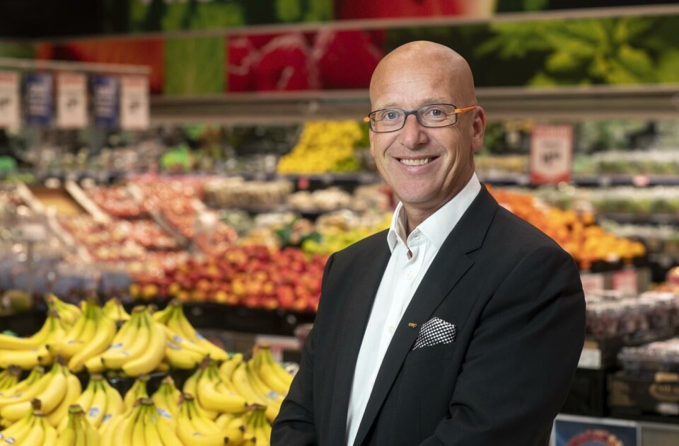 Konsernsjef i Coop Norge, Geir Inge Stokke, takker kunder og medeiere for rekordstor donasjon til Rosa sløyfe-aksjonen. Foto: Andreas Fadum.