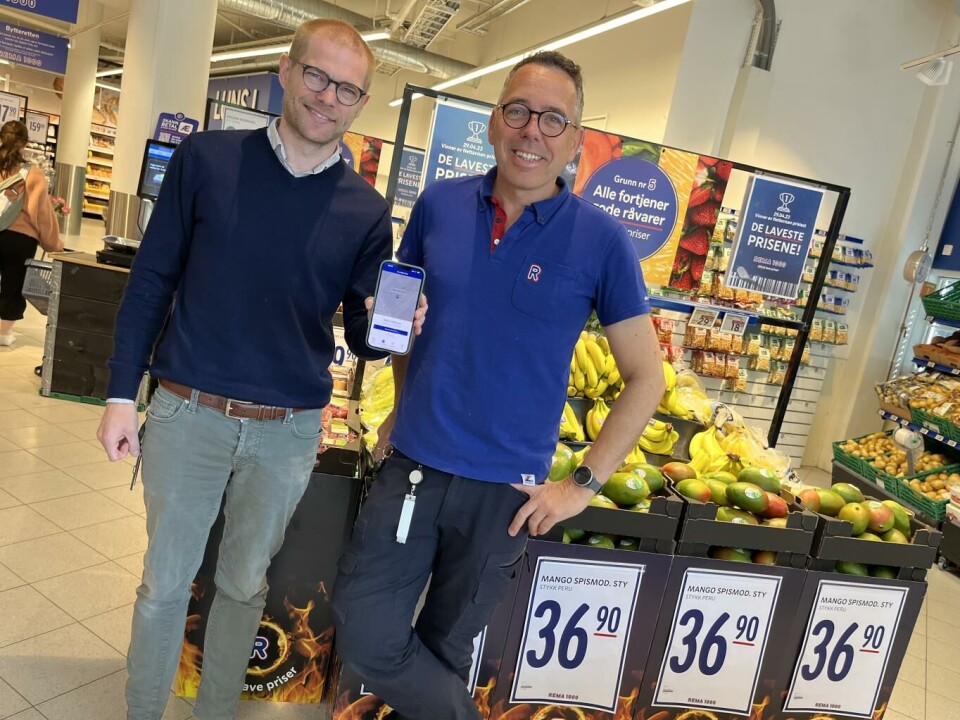 I april startet Rema 1000 å teste ut Skann og Betal ute i butikk. F.v: Øistein Burøy Olsen, eier av Skann og Betal og kjøpmann ved Rema 1000 Ensjø, Roger Majdek.