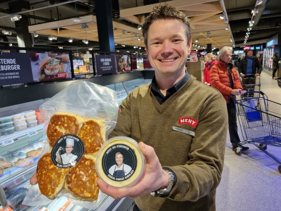Ettertraktet: Butikksjef Christian Hagen viser stolt frem Siljes fiskekaker og Diddes danske remulade. Laget hos Meny Ski Storsenter etter egen oppskrift.
