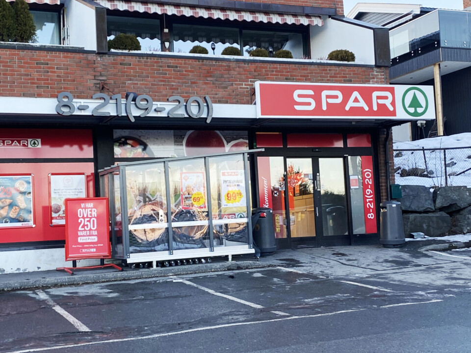 Tydelig: Fasaden er ryddig med tydelig logomarkering og plakater i faste rammer.