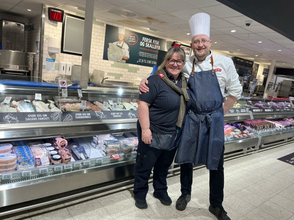 Kjøpmann Hege Solveig Vilming og fiskeansvarlig Knut Thorsen hos Meny Hagaløkkveien foran fiskedisken - som er hjertet av butikken.